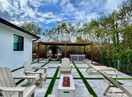 Velvet Bloom - Bubbling Spa Retreat with Sauna & Jacuzzi, hotel i Naples