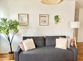 Modern 2-Bedroom Ground Floor Apartment with Free Parking