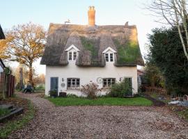 The Hare & The Bumblebee Cottage, hotel v destinaci Eye