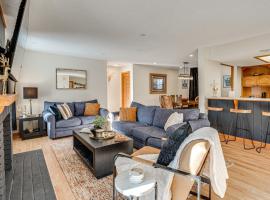 Riverfront Lincoln Condo with Patio and Pool Access!, ubytov&aacute;n&iacute; v soukrom&iacute; v destinaci Lincoln