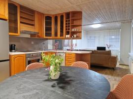 Cozy apartment on the second floor of a private house in Nõmme, hotel u gradu Talin