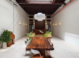 Love Linn, &xi;&epsilon;&nu;&omicron;&delta;&omicron;&chi;&epsilon;ί&omicron; &mu;&epsilon; &upsilon;&delta;&rho;&omicron;&mu;&alpha;&sigma;ά&zeta; &sigma;&epsilon; George Town