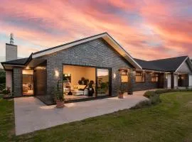 Spacious 5 Bed Home 2 Mins to Beach