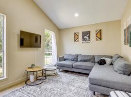 3 Mi to Dtwn Temple: Group-Ready Home w/ Yard, hotel din Temple