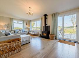 4 Bed in Llansteffan oc-e27710, hotel in Ferryside