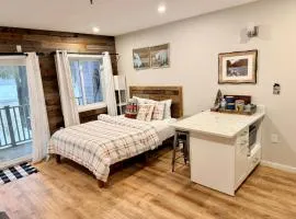 Stylish Loon Mountain Studio Condo with Pool and Hot Tub