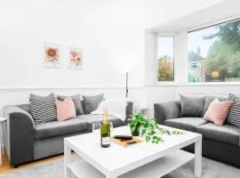 Four Bed House - Garden - Parking - Speed Wi-Fi 75CMR