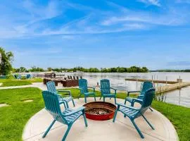 Waterfront Fun! Group Getaway on Lake Marie