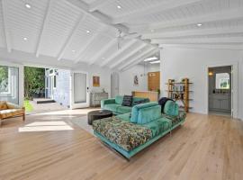 Topanga Cabin with Sauna and Peloton by Colby and Conrad, hotel a Topanga