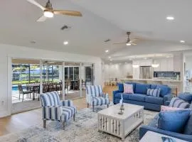 Gorgeous waterfront Villa on cul-de-sac near beach