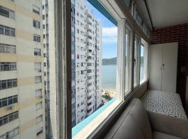 AP frente a praia, pé na areia! Bem localizado!, hotel i São Vicente