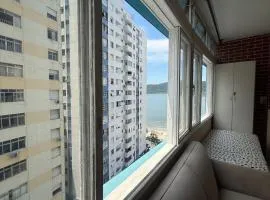 AP frente a praia, pé na areia! Bem localizado!