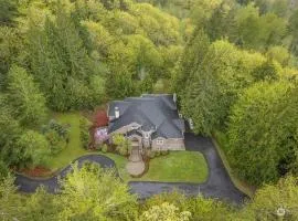 Cascadia Family Mansion, Hot Tub, Game Room, Gym!