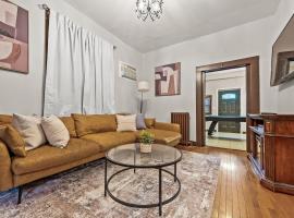 Massive NYC House with Pool Table, khách sạn ở Yonkers