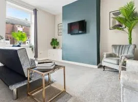 Modern 5 Bed 2 Bath House w Free Parking