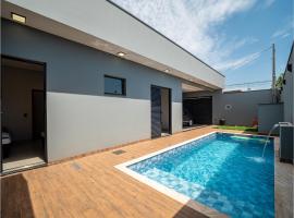 Casa com Piscina, Wi-Fi e Garagem，皮拉蘇農加的飯店