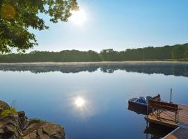 Lakefront, Pool, Hot Tub, Arcade, Pets, Ping Pong, hotel v destinaci Bushkill