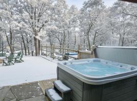 LUX Lakefront, Fireplace, Hot Tub, Pool, FIFA 2026, ξενοδοχείο σε Bushkill