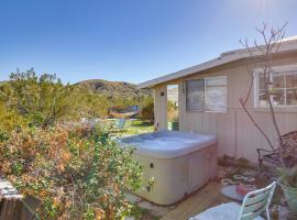 18 Mi to Joshua Tree NP WFH-Ready Desert Escape, hotel in Palm Wells