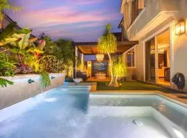 Marbella Lane - Stylish Dream Home in RMV w Pool