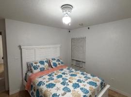 Serene 1-bedroom apartment with AC in Lehigh Acres, Florida，位于利哈伊埃克斯的酒店