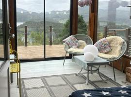 Modern Cabin With Panoramic Views In Aukland, hotel en Høyvik