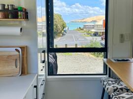 Beach view studio 337, готель з парковкою у місті Omapere