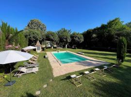 Historic Manor With Pool In Quercy, hotel v mestu Caussade