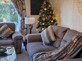 Stunning Fir Trees Corner 3 bedroom detached Executive house with free drive way parking for 2 vehicles 1 mile from M5 dogs welcome, hotel u gradu Vuster