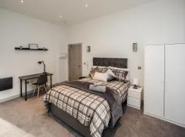 Exquisite Serviced Studio with private parking