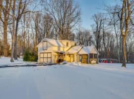 Chickens On-Site Cottage, 2 Mi to Saugatuck Falls, hotel in Redding