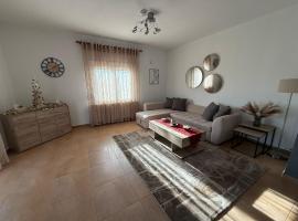 Cozy Family House with Yard, hotel em Drama