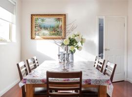 Spacious& Cosy home, convenient to everything, khách sạn ở Ringwood