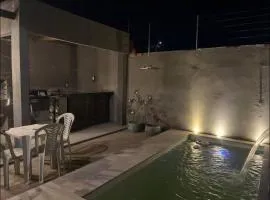 Casa com piscina, garagem, dois banheiros, dois quartos fácil acesso Uber e 99
