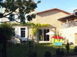 Maison indépendante en pierre, 3 chambres, WiFi et Parking près de Villefagnan - FR-1-653-47