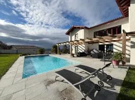 Superbe villa avec piscine chauffée et jardin à 10 min du centre, pour 12 personnes - FR-1-239-1150