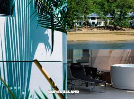 CORAL ISLAND 1棟貸し 天然ビーチまで徒歩5秒 ジャグジー付きVilla，位于名户的酒店