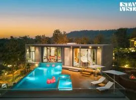 StayVista at The Solitaire Home with BBQ, Lawn, AC