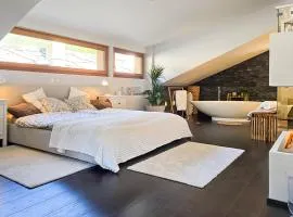 Alpine Design-Oase mit freistehender Badewanne