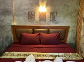 Lanta natural hut garden