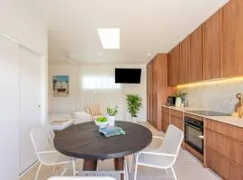 Palm Springs Luxe Guesthouse | Heart of Burleigh