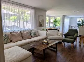 Peaceful House and Private Studio, Walk to Beach