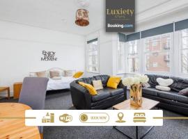 Spacious 2BR By Luxiety Stays Short Lets & Serviced Accommodation Southend on sea Near Westcliff Beach & High St, hotel i Southend-on-Sea