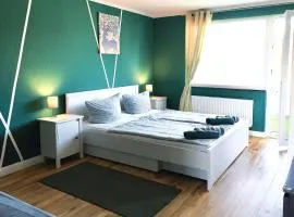 - Forest Retreat Deluxe - 2 Bedroom Apartment - 75 qm - Fully Renovated 2025 with TV & Netflix - King Size Beds - Full Kitchen - Free Parking - Close to Airport & Train -