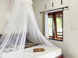 Thousands of Bottles - Hostel and Trekking Agency Sumatra Orangutan Nature, hotel in Bukit Lawang