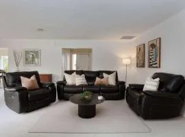 Beachwater Getaway Close to Walks Shops & Dining