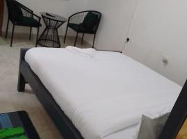 Downtown Ecopark Hotel，Kitui的有停車位的飯店