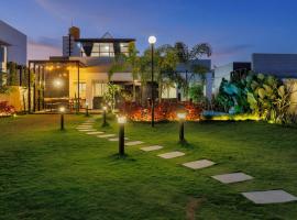 Villa Prism by StayJadePoolsideRelaxation1hr Blr, Hotel in Hosur
