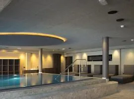 Aparthotel Familiaris - Family Apartments - Pools & Spa in Dolomites