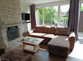 familienfreundliches, cosy Ferienhaus mit Seeblick und privatem Zugang, Hotel in Bruinisse